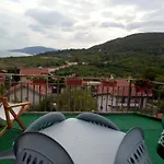 Къща за гости съни хил Fish Fish